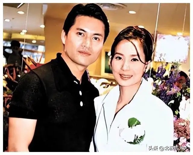 “夫凭妻贵”吕良伟：三婚娶贵州富婆一飞冲天，至少能少奋斗50年
