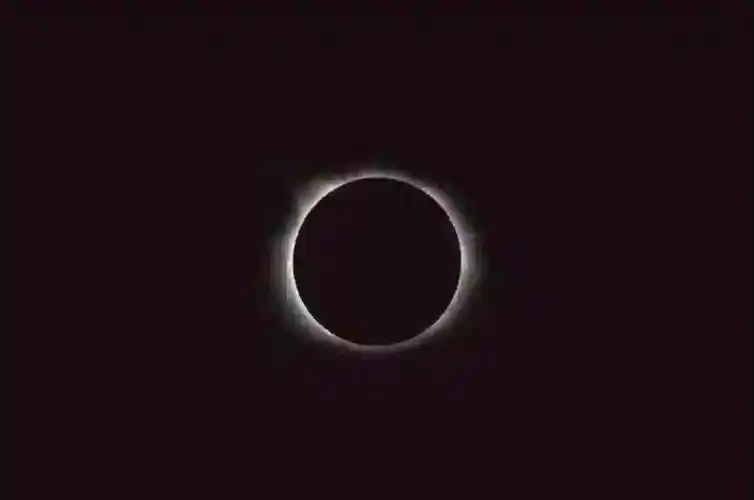 即将来临的黑月：观测与对比