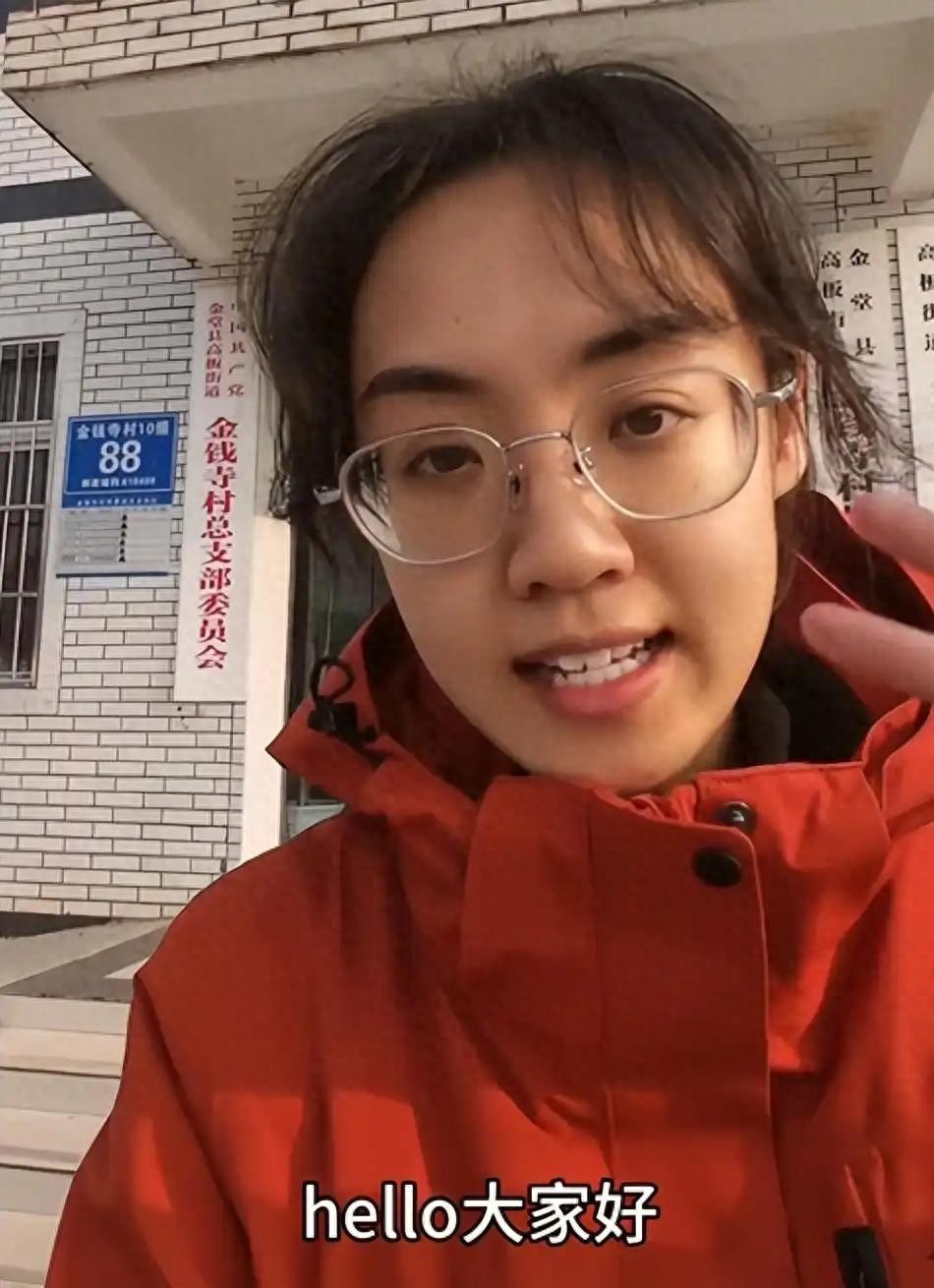 穿名牌下基层，不够接地气？女村干部下乡走红，网友不要太苛刻了