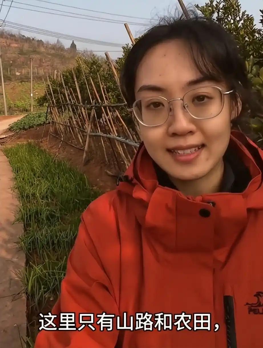 穿名牌下基层，不够接地气？女村干部下乡走红，网友不要太苛刻了