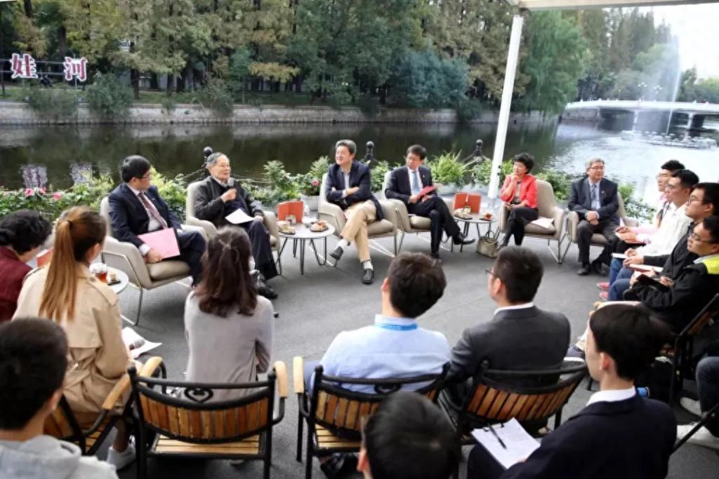 杨振宁晚年多次到访沪上高校：聪明和努力重要，最重要的是走上正确的道路