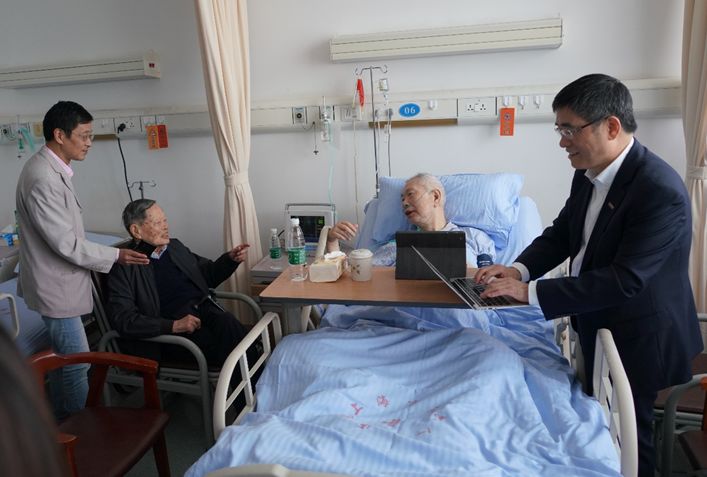 杨振宁晚年多次到访沪上高校：聪明和努力重要，最重要的是走上正确的道路