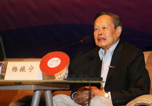 杨振宁晚年多次到访沪上高校：聪明和努力重要，最重要的是走上正确的道路