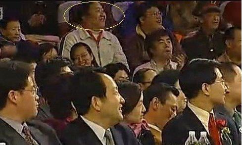春晚最牛观众笑脸哥缺席 托李咏弄门票无果