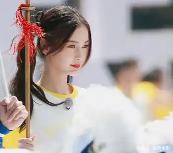 Angelababy跑男上绑爱心双马尾，甜美得像高中生，网友：是32岁吗