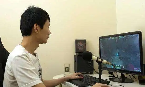 为什么OB的宝哥如此受欢迎，直播放电影比玩DOTA2人气还高？