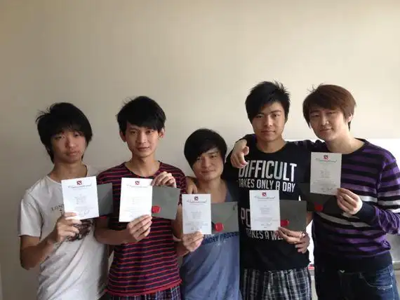 为什么OB的宝哥如此受欢迎，直播放电影比玩DOTA2人气还高？