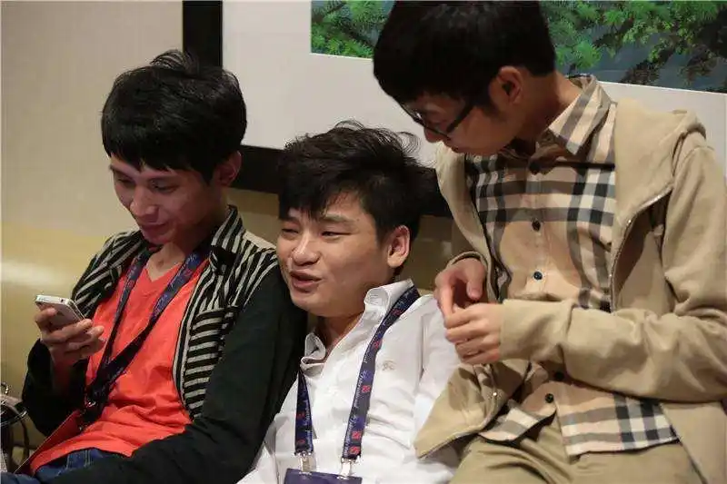 为什么OB的宝哥如此受欢迎，直播放电影比玩DOTA2人气还高？