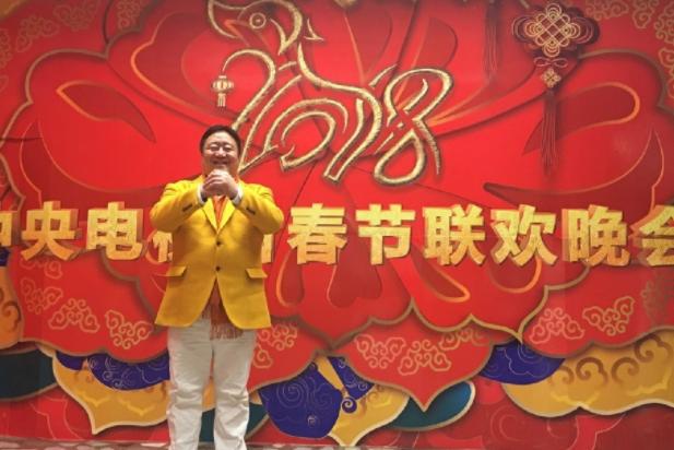 “春晚笑脸哥”和90岁高龄父亲共进晚餐,20年来首度公开家庭背景