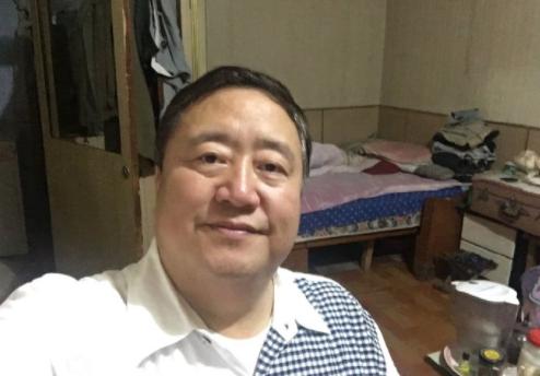 “春晚笑脸哥”和90岁高龄父亲共进晚餐,20年来首度公开家庭背景