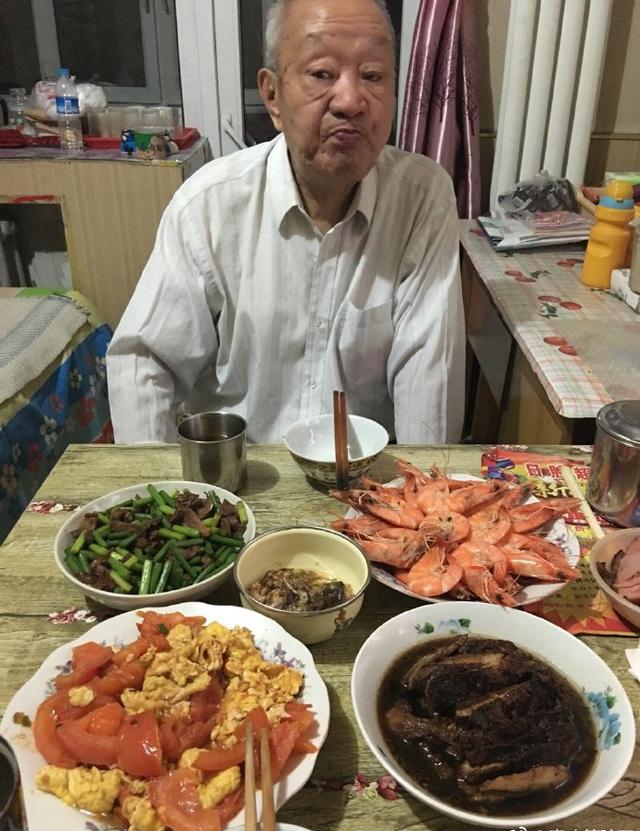“春晚笑脸哥”和90岁高龄父亲共进晚餐,20年来首度公开家庭背景