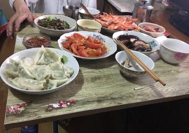 “春晚笑脸哥”和90岁高龄父亲共进晚餐,20年来首度公开家庭背景