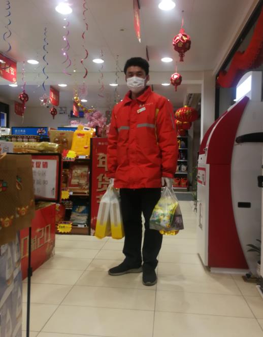 中石化壳牌“红制服小哥”成社区居民的“贴心人”