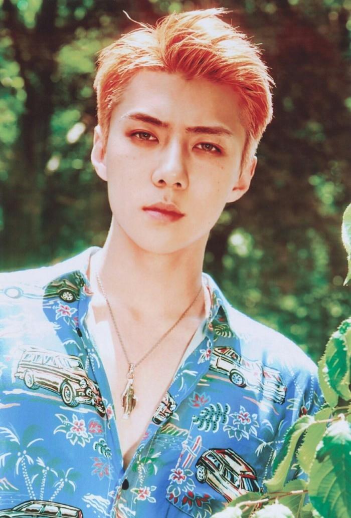 吴世勋夏威夷风吹动少女心,电眼深邃又迷人,已迷失在他眼神的海