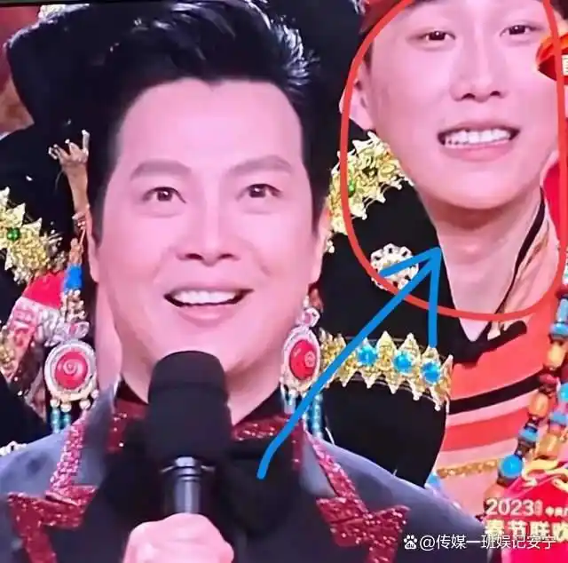 春晚“假笑”哥真人身份被扒,吉林歌舞团帅哥,领导回应不是假笑