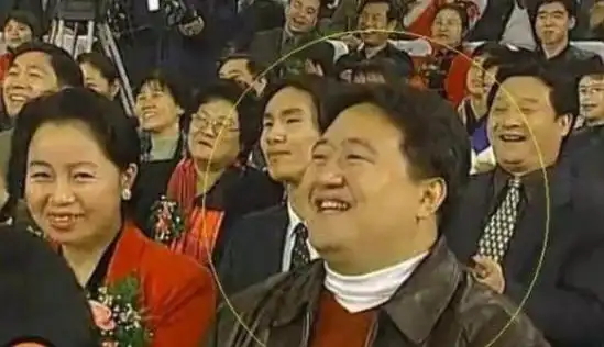 春晚最牛“钉子户”,笑坐春晚观众席19年,网友:怎么年年都有他