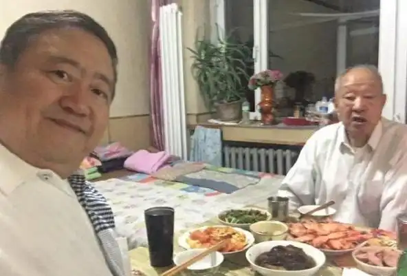 春晚最牛“钉子户”,笑坐春晚观众席19年,网友:怎么年年都有他