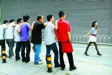 遇到心仪的女神不敢搭讪？我来教你一招吧