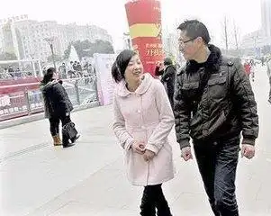 遇到心仪的女神不敢搭讪？我来教你一招吧