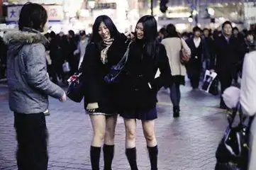 遇到心仪的女神不敢搭讪？我来教你一招吧