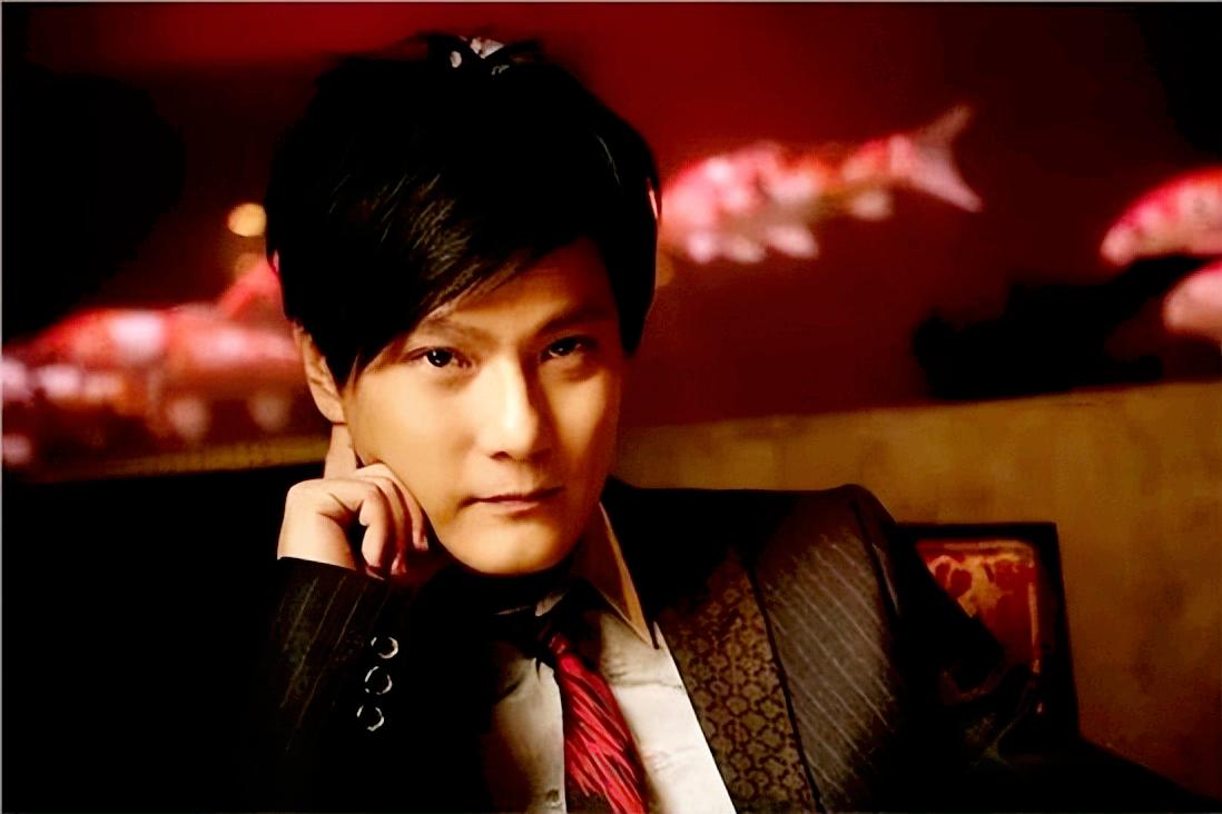 “情痴”张信哲:55岁仍未婚,他的破碎爱情就像一首带泪的情歌