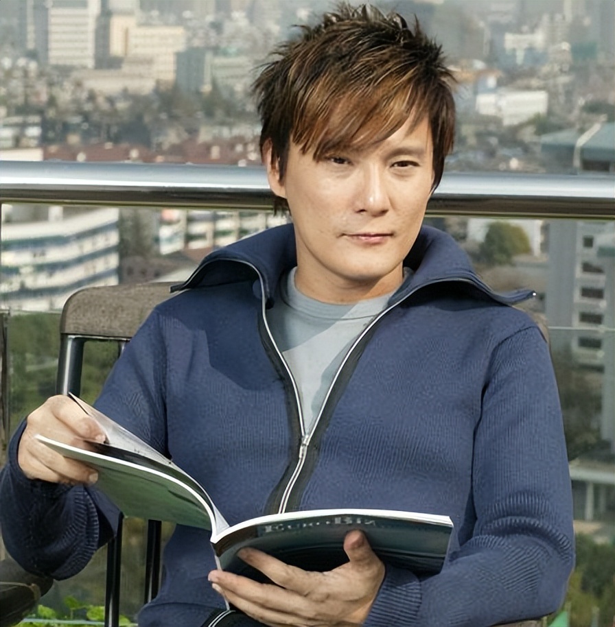 “情痴”张信哲:55岁仍未婚,他的破碎爱情就像一首带泪的情歌