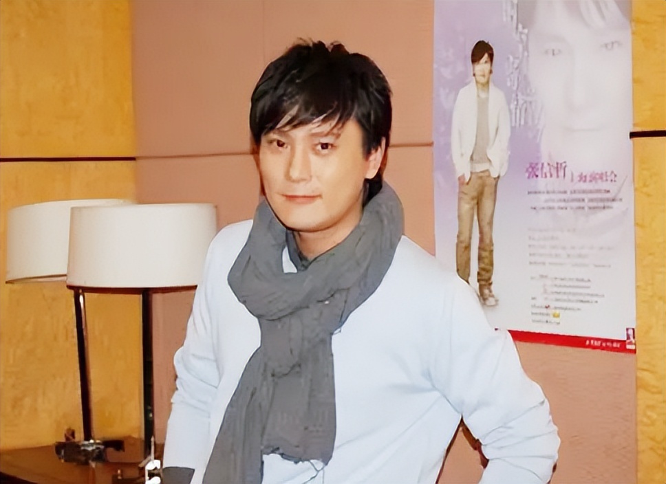 “情痴”张信哲:55岁仍未婚,他的破碎爱情就像一首带泪的情歌