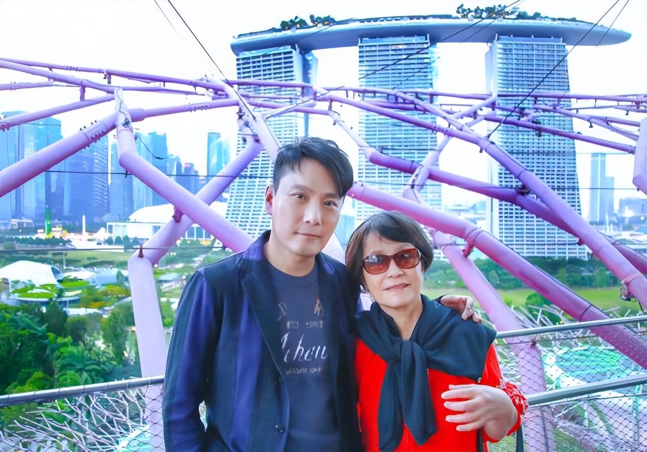 “情痴”张信哲:55岁仍未婚,他的破碎爱情就像一首带泪的情歌