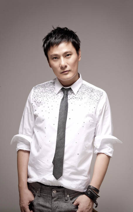 “情痴”张信哲:55岁仍未婚,他的破碎爱情就像一首带泪的情歌