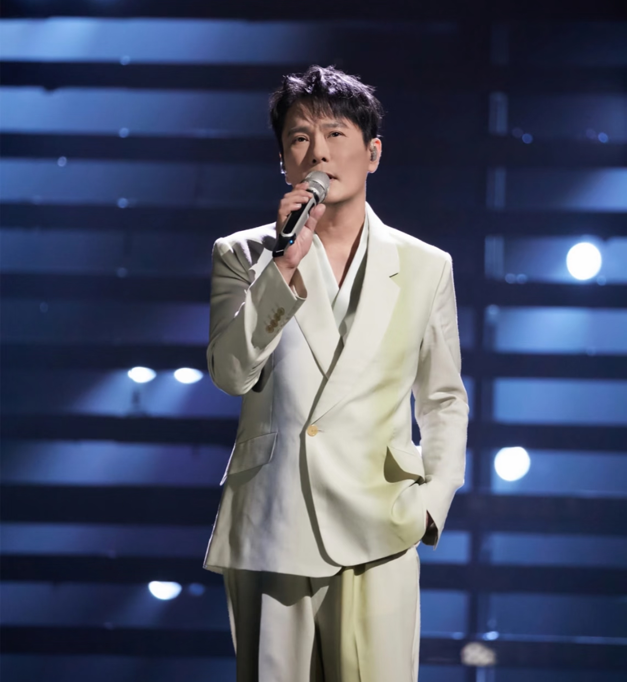 被十八线嘉宾嘲过气，"情歌王子"张信哲，透露57岁至今不娶的原因