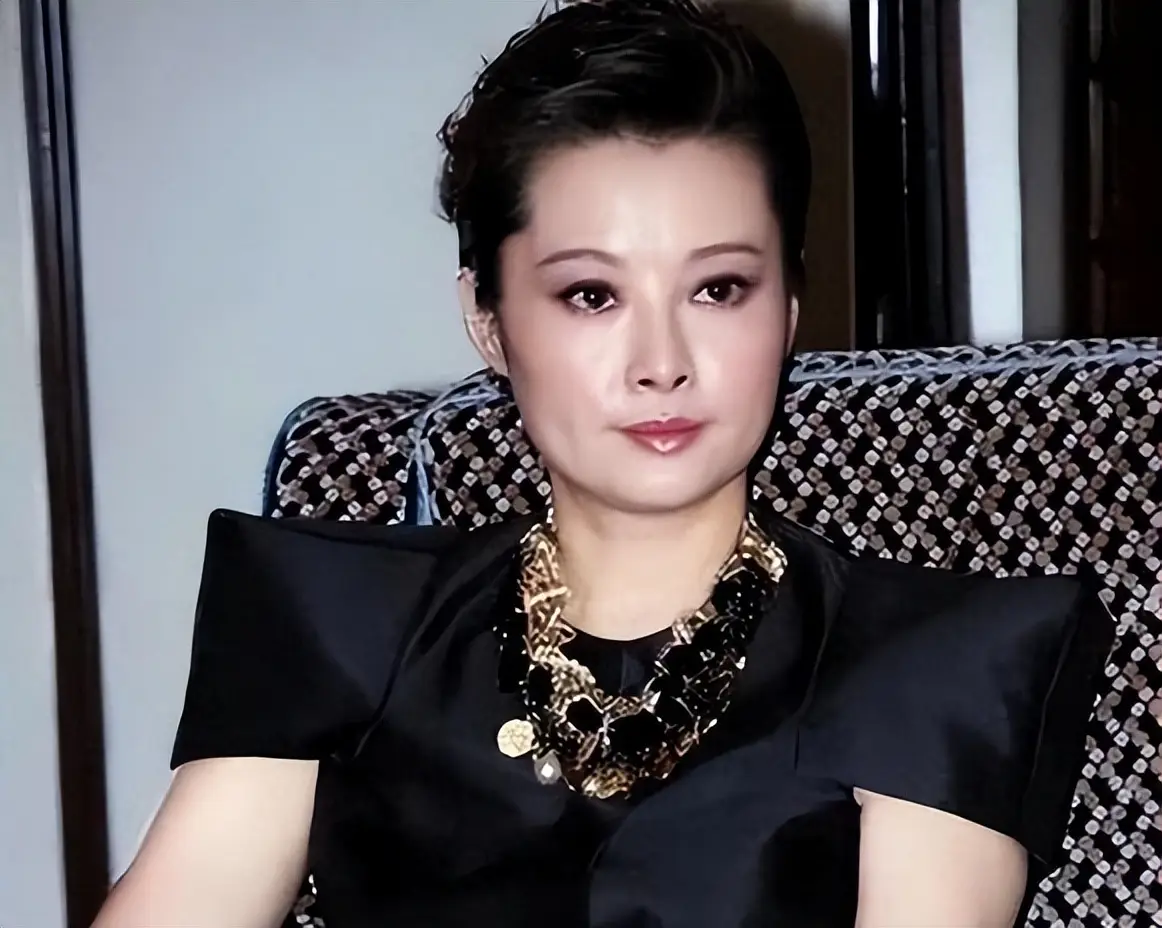 袁立与他同居12年，将美好的年华给了他，他却选择和张怡宁结婚