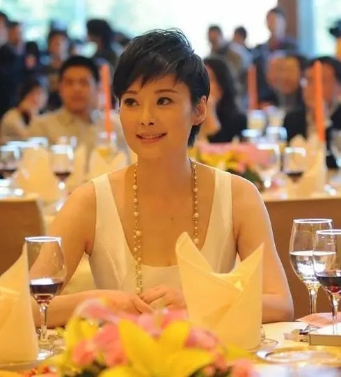 一见钟情！香港富豪追求袁立，送800万房被拒，12年的坚持爱情