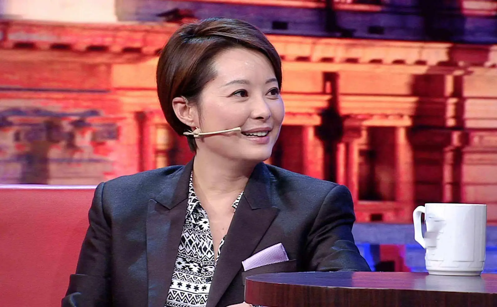 一见钟情！香港富豪追求袁立，送800万房被拒，12年的坚持爱情