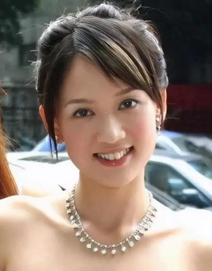 女星陈乔恩自曝确诊盲肠炎，出现腹泻胃痛症状，手术后恢复不错