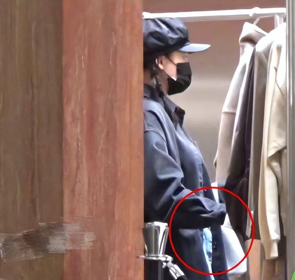 43岁陈乔恩疑似怀孕,与老公出行穿着宽松显孕味,曾多次否认怀孕