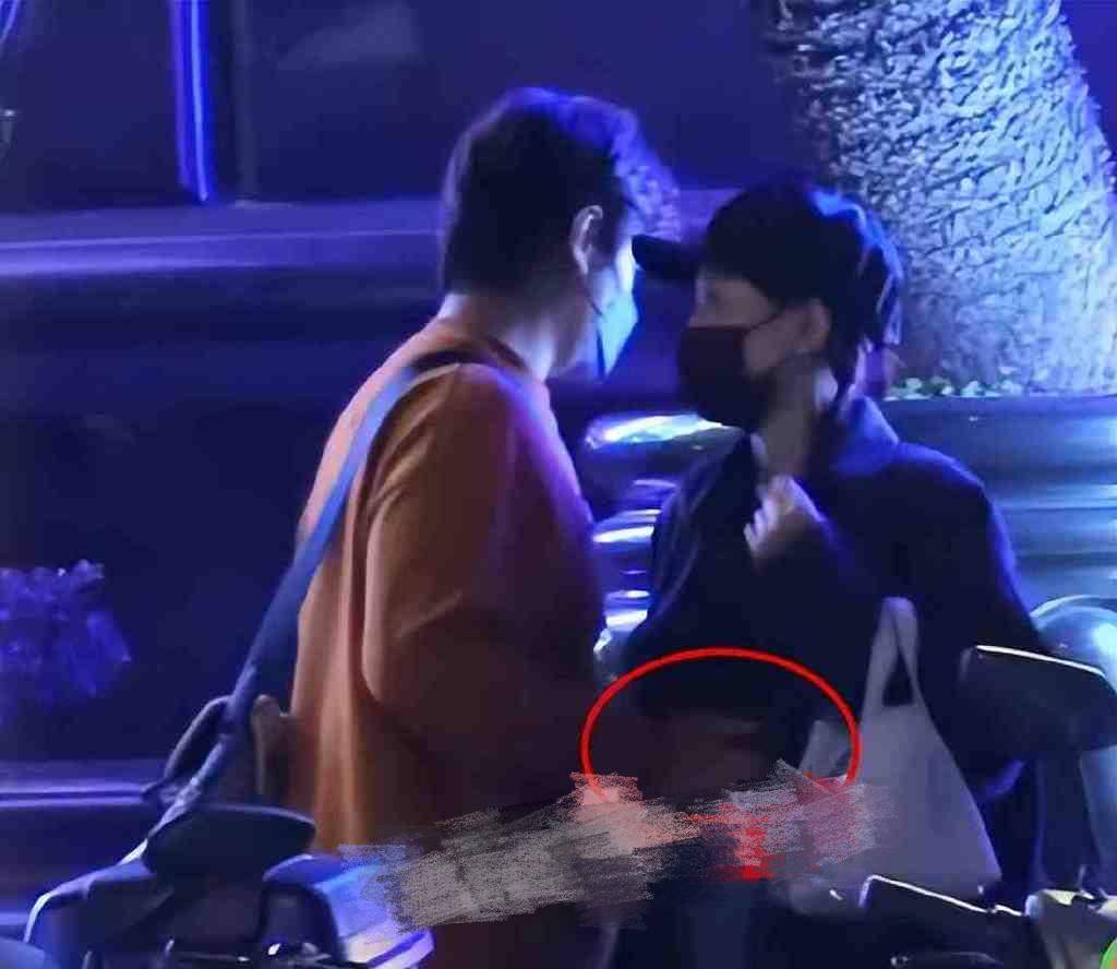 43岁陈乔恩疑似怀孕,与老公出行穿着宽松显孕味,曾多次否认怀孕