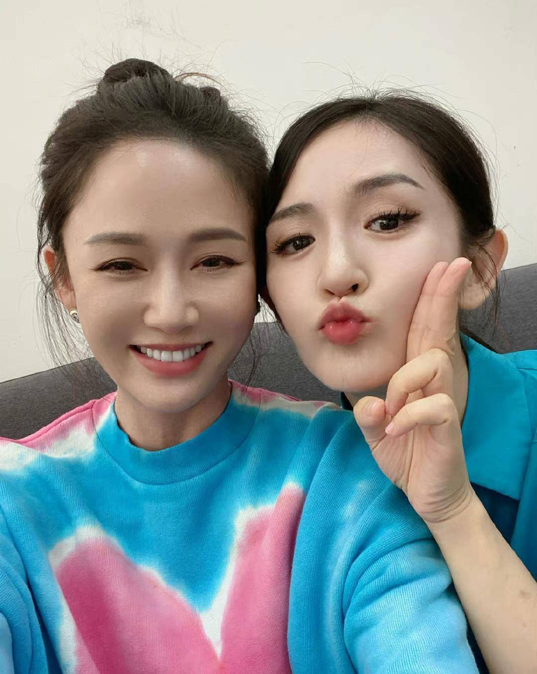 43岁陈乔恩疑似怀孕,与老公出行穿着宽松显孕味,曾多次否认怀孕