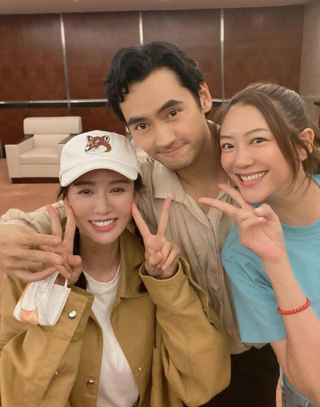 43岁陈乔恩疑似怀孕,与老公出行穿着宽松显孕味,曾多次否认怀孕