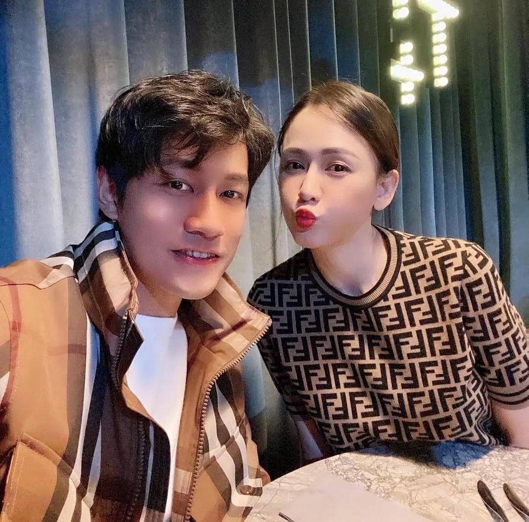 43岁陈乔恩疑似怀孕,与老公出行穿着宽松显孕味,曾多次否认怀孕