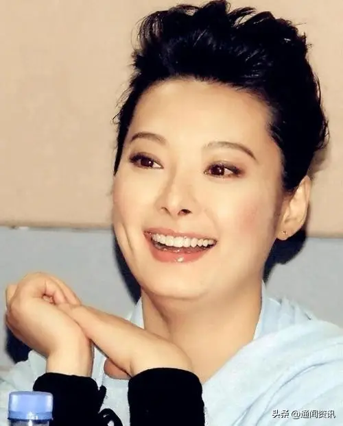 袁立的悲哀：与富豪同居12年不结婚，今3婚嫁诗人50岁无儿无女