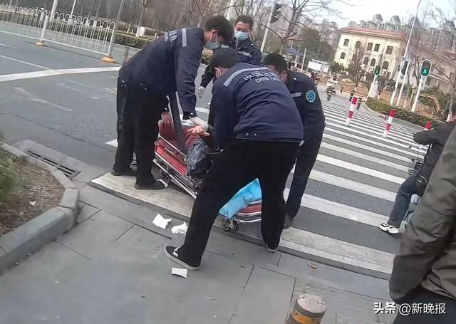 怒斥碰瓷母亲的儿子,未说出口的话看哭全网