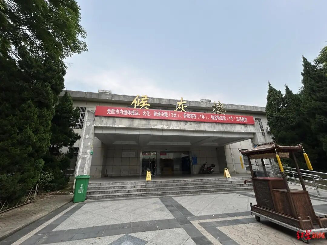 曾被儿子怒斥的碰瓷母亲去世,生前影像曝光,已经火化,儿子回应