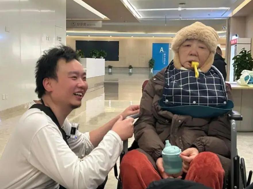 曾被儿子怒斥的碰瓷母亲去世,生前影像曝光,已经火化,儿子回应