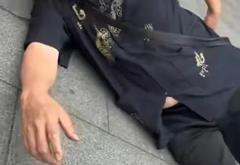 街头装病碰瓷？成都男子倒地求助，一见录像立刻变脸骂人