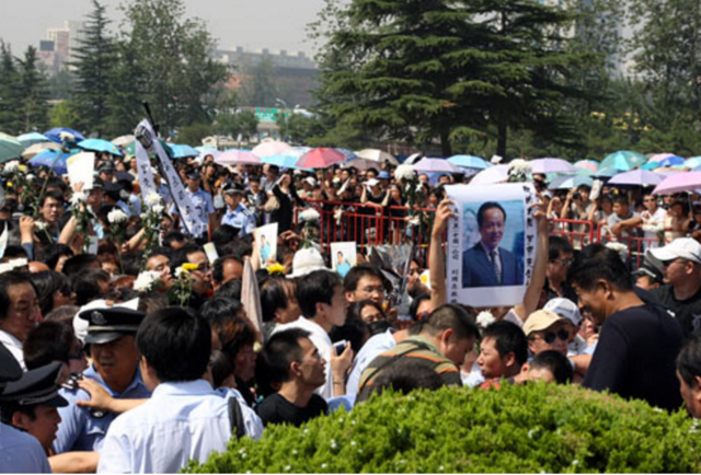 新闻联播最敬业主持人,25年无差错,死后万人送葬