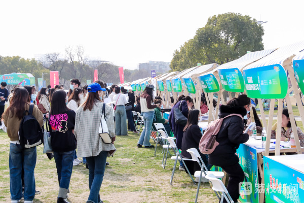 多元形式吸引近万学生求职!南京栖霞举办2023高校毕业生招聘会