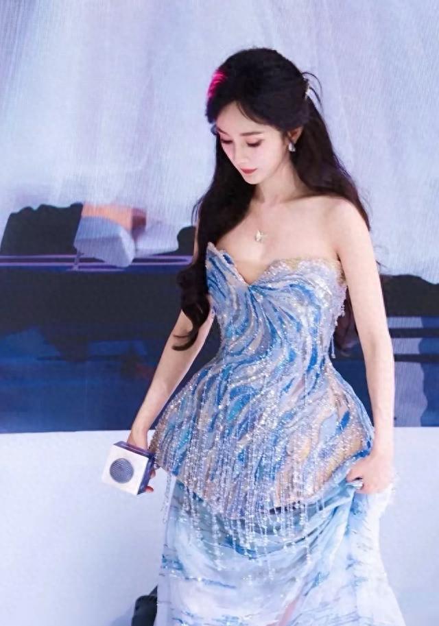 杨幂这回翻车了，穿抹胸裙被扒加厚胸垫，手拿开那一刻身材现原形