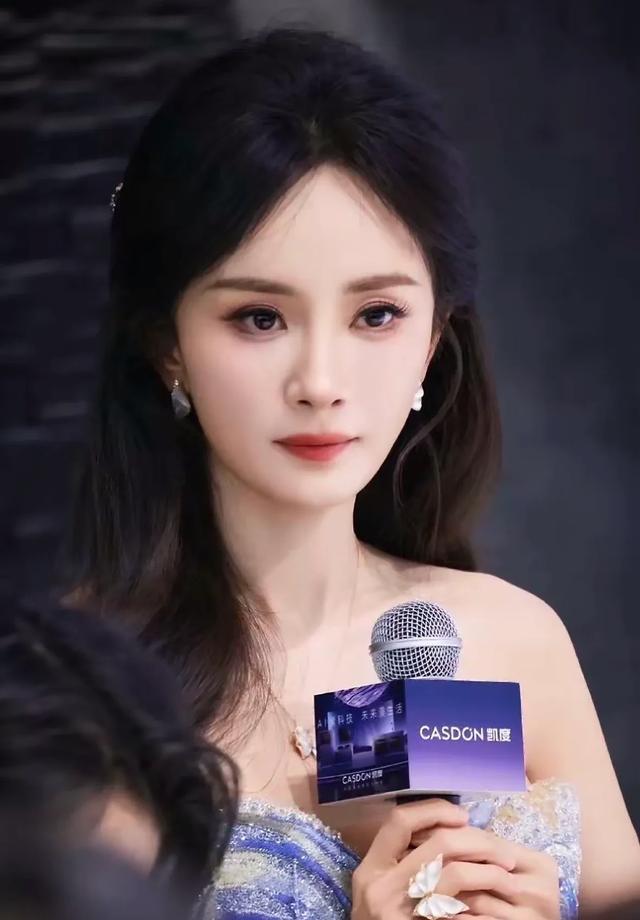 杨幂这回翻车了,穿抹胸裙被扒加厚胸垫,手拿开那一刻身材现原形