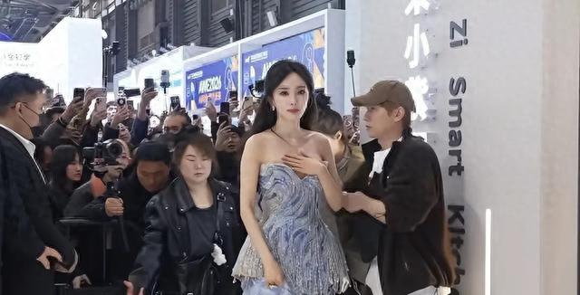39岁杨幂身材“缩水”，穿低胸裙加厚垫子凑数，手拿开瞬间炸锅了