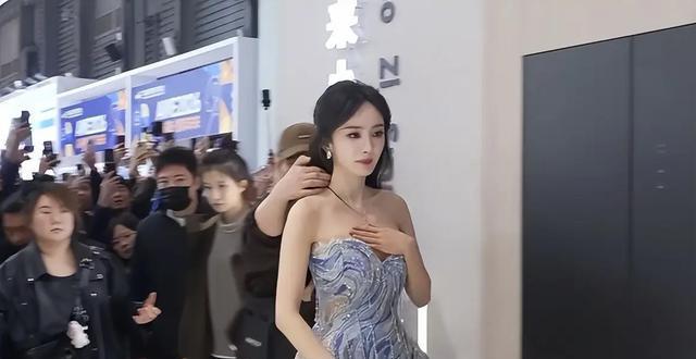 39岁杨幂身材“缩水”,穿低胸裙加厚垫子凑数,手拿开瞬间炸锅了
